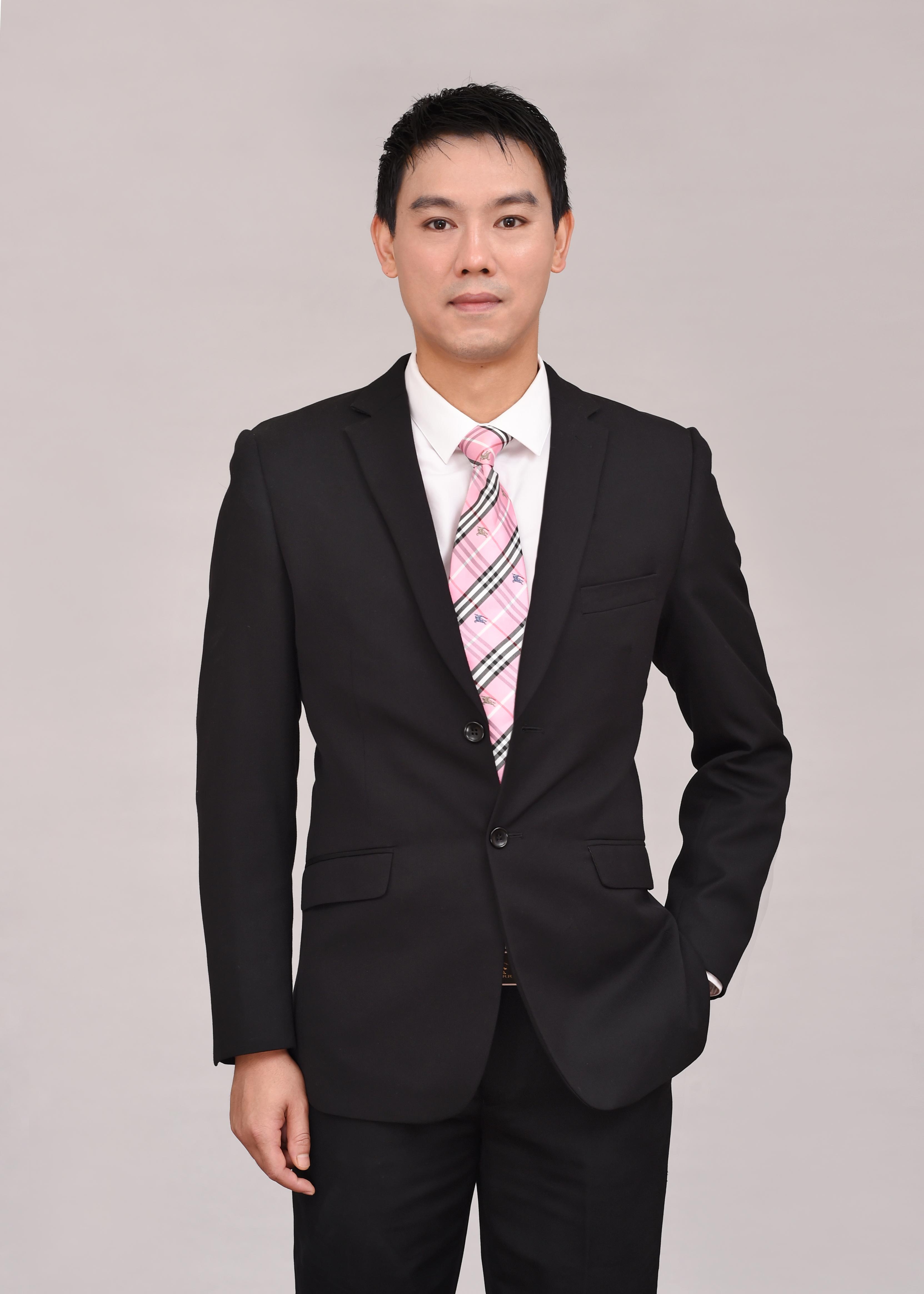 雷春 灯光与摄影艺术负责人